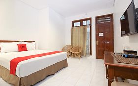 RedDoorz Plus near Alun Alun Selatan 2