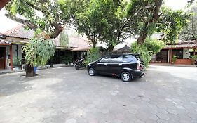 RedDoorz Plus near Alun Alun Selatan 2